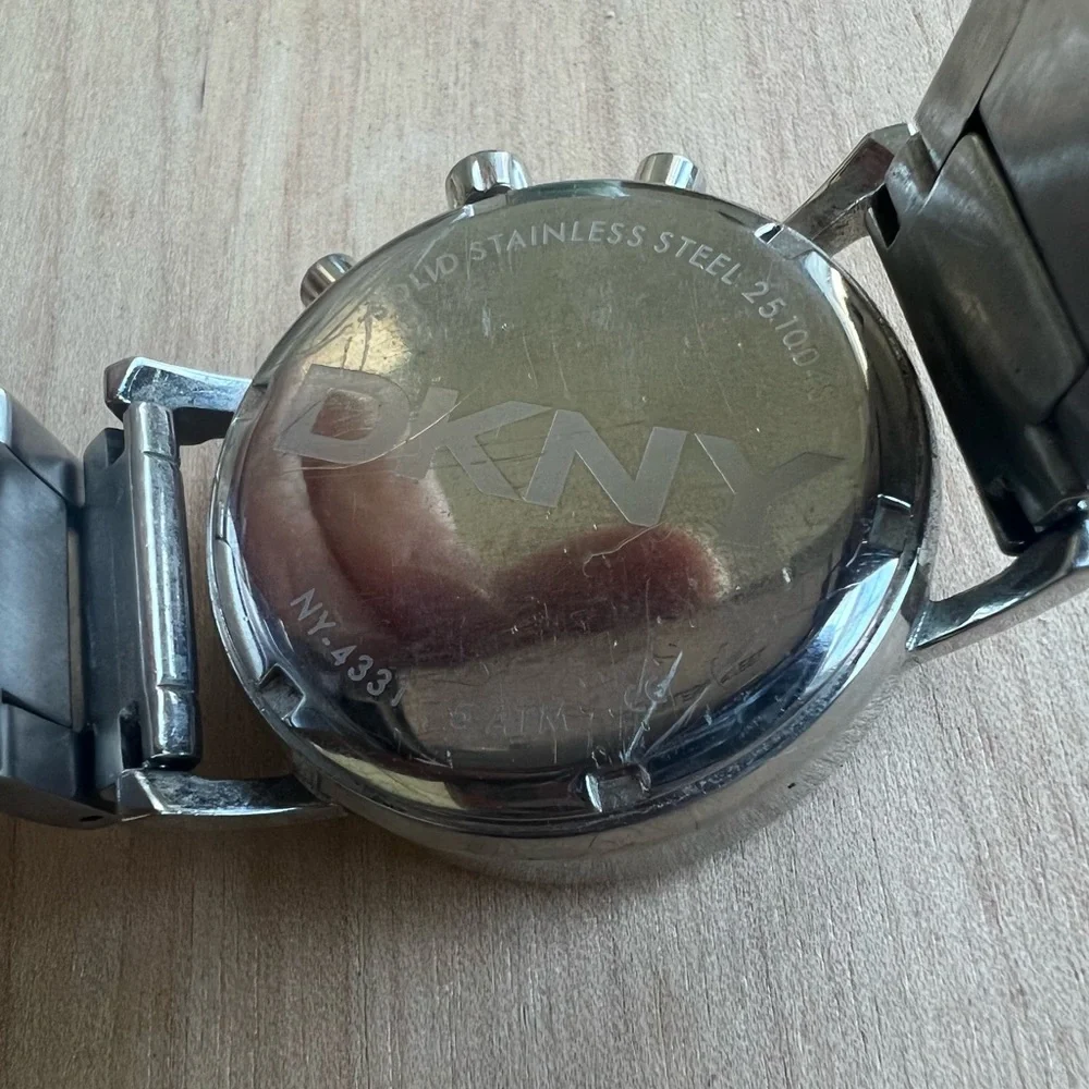 DKNY ladies chronograph stainless steel sporty watch NEW BATTERY